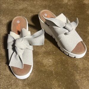 Bow Accent Wedge Sandals - Light Gray